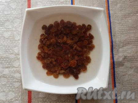 Перед тем как начать приготовление теста для творожного пирога, нужно замочить изюм в горячей воде минут на 10-15, а затем выложить на бумажное полотенце (или салфетку), чтобы он обсох. Сливочное масло для замешивания теста должно быть комнатной температуры, поэтому его нужно заранее достать из холодильника.