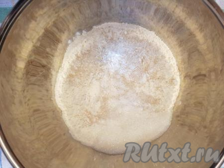 Для приготовления теста нужно насыпать в глубокую миску муку, дрожжи, сахар и соль.