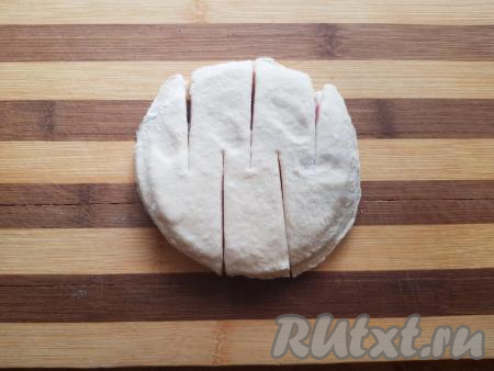 На булочке сделать ножом 5 глубоких разрезов (3 разреза сверху и 2 разреза между ними, как на фото).