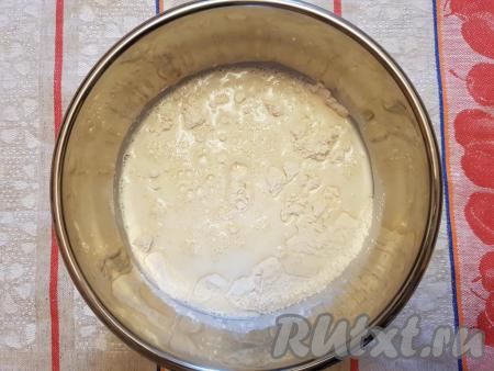 Молоко немного подогреть (температура молока не должна быть выше 40 градусов), а затем влить в смесь сухих ингредиентов.