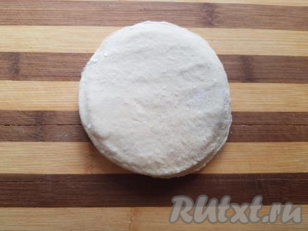 Выложить на колбасу третий кружочек теста.