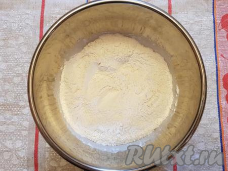 Хорошо перемешать получившуюся смесь сухих ингредиентов.