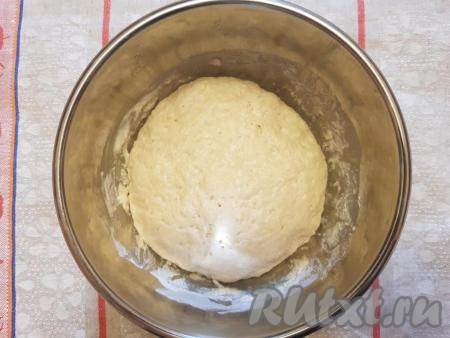 Миску с тестом накрыть полотенцем и оставить в тёплом месте на 45 минут. Тесто должно увеличиться вдвое. Тесто для булочек получится мягким, воздушным.