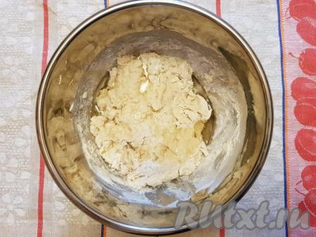 В получившееся тесто влить подсолнечное масло.