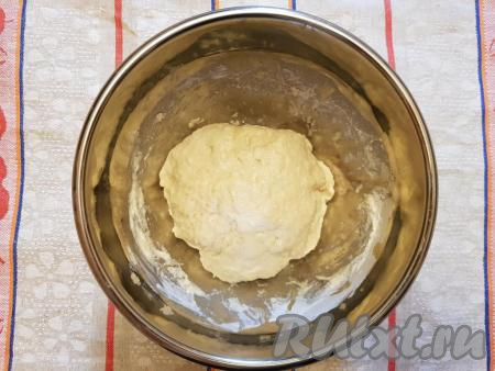 Хорошо вымесить тесто.