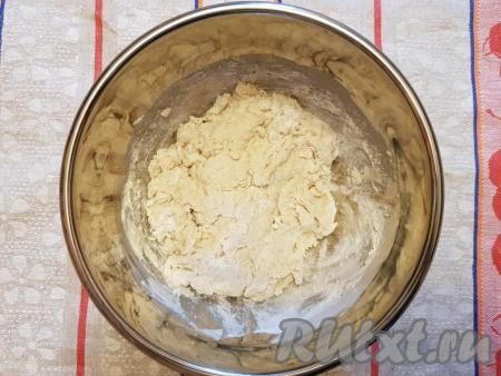 Тщательно перемешать ложкой молоко с мукой, дрожжами, сахаром и солью.