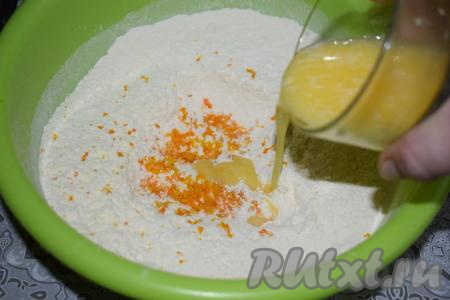 Далее добавим к мучной смеси цедру апельсина, растительное масло и растопленное не горячее сливочное масло.