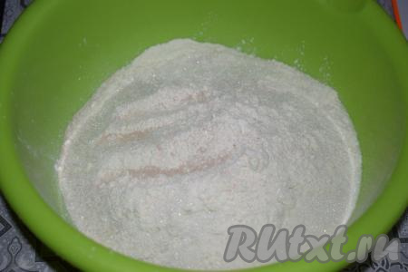 Приготовим дрожжевое тесто, для этого в глубокой миске соединим просеянную муку, сахар, соль, сухие дрожжи и перемешаем.