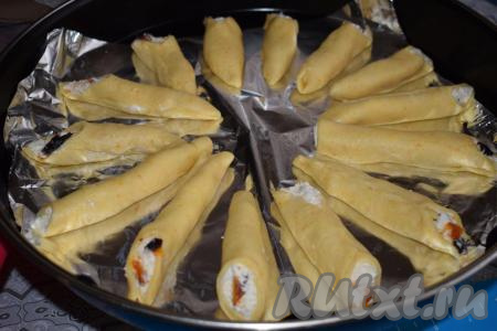 Форму диаметром 32 см застилаем фольгой (или пергаментом), выкладываем по кругу&nbsp;половинки трубочек, формируя внешний круг.