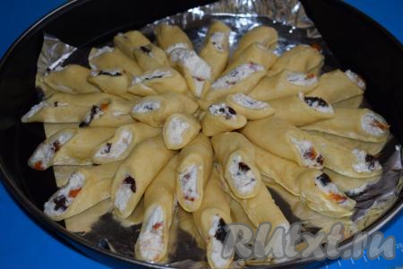 Далее сверху, на уже выложенные трубочки, кладём ближе к центру следующий ряд половинок трубочек. В центр (на самый верх) пирога кладём трубочки, которые уже будем разрезать не пополам, а на 3 части.&nbsp;Вот такой пирог должен у нас получиться.