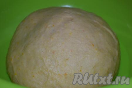 По прошествии часа подошедшее дрожжевое тесто увеличится, примерно, в 2 раза, начинаем делать пирог.