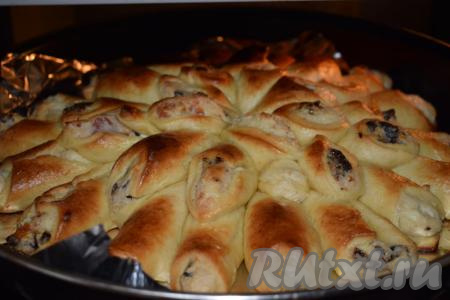 Подошедший дрожжевой пирог с творогом отправляем в разогретую&nbsp;духовку и выпекаем при температуре 180 градусов, примерно, 35-40 минут.