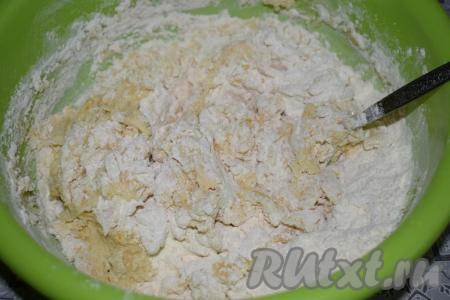 Сначала смешаем все ингредиенты при помощи ложки.