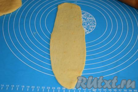 Далее каждую колбаску раскатываем в длинный овал.