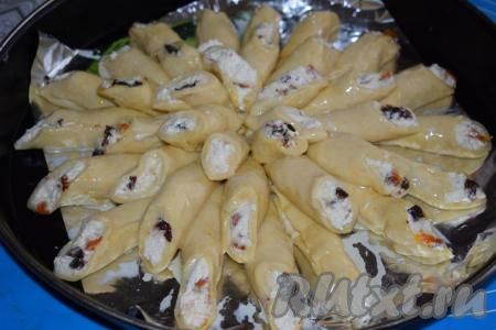 Одно яйцо смешиваем со столовой ложкой молока. Этой смесью смазываем пирог при помощи кулинарной кисти и оставляем на расстойку&nbsp;на 30 минут, накрыв плёнкой.