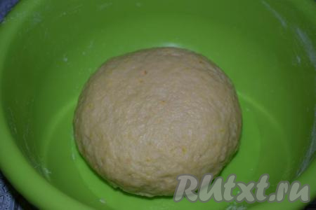 Затем начинаем месить тесто руками. Вымешиваем тесто, примерно, 7-8 минут (до получения гладкого, упругого шара). Накрываем тесто плёнкой и отправляем в тёплое место на расстойку, примерно, на 1 час.