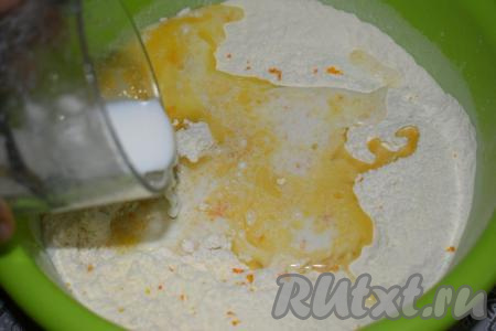 Вольём к тесту тёплое (примерно, 38-40 градусов) молоко и начнём замешивать тесто.