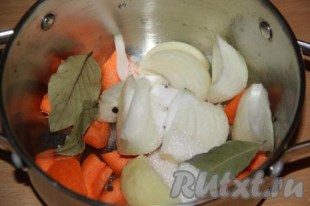 Для приготовления маринада нужно крупно нарезать очищенные лук и морковь, выложить в кастрюлю, добавить лавровые листья и горошинки чёрного перца, всыпать соль и сахар.