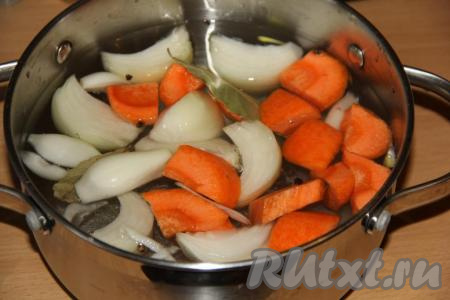 Влить в кастрюлю 1 литр холодной воды и поставить на огонь.&nbsp;