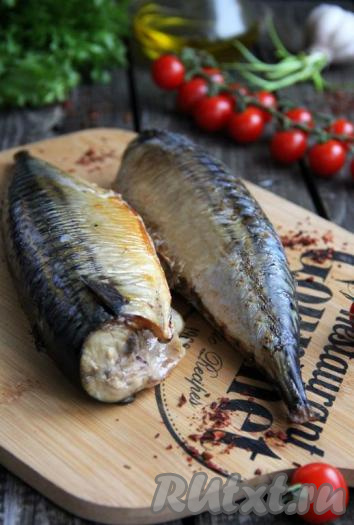 Нежнейшую предварительно замаринованную, а затем запечённую скумбрию подать к столу, дополнив свежими овощами или любым гарниром. Очень вкусно, всем советую!