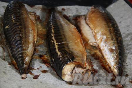 Запекать маринованную скумбрию в духовке, разогретой до 180 градусов, минут 30.