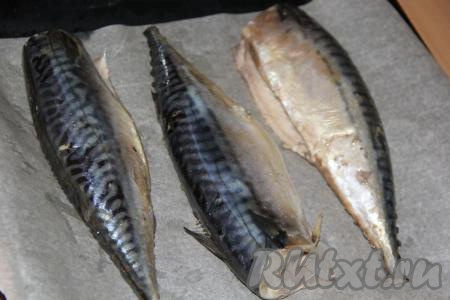 По прошествии суток достать скумбрию из маринада, обсушить. Выложить замаринованную рыбу на противень, застеленный пергаментом.&nbsp;