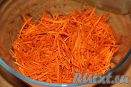 Натереть очищенную морковь на тёрке для корейской моркови, выложить в глубокую миску.