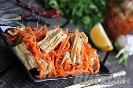 Салат, приготовленный из соевой спаржи с морковью по-корейски, получается и ярким, и очень вкусным. Эта пикантная холодная закуска несомненно понравится многим!