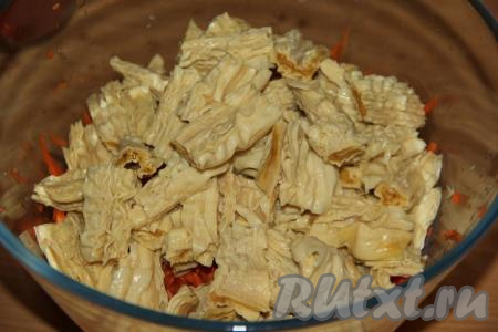 Спаржу нарезать на кусочки длиной, примерно, 5 см и выложить к моркови.