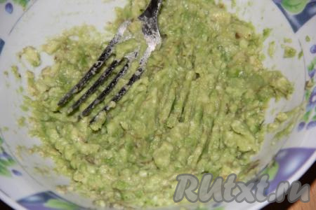 Размять мякоть авокадо вилкой до пюреобразного состояния.