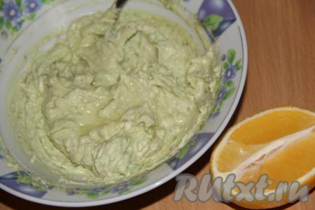 В получившийся крем добавить 1-2 столовых ложки лимонного сока, перемешать.