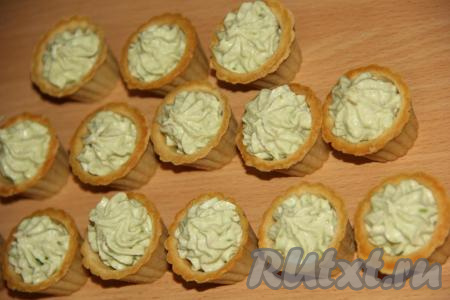 Отсадить крем в тарталетки.