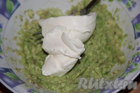 Добавить к мякоти авокадо творожный сыр.