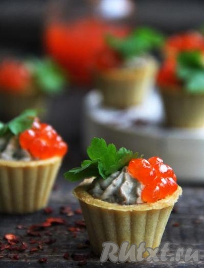 У меня получилось 18 мини тарталеток с начинкой из авокадо и творожного сыра. Я украсила&nbsp;тарталетки&nbsp;красной икрой и веточками зелени. Вот так просто и быстро можно приготовить красивую и вкусную закуску для праздничного стола.