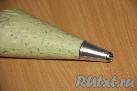 Переложить приготовленный крем в кулинарный мешок с фигурной насадкой.