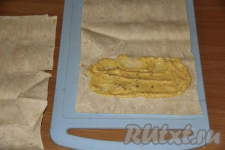 Листья салата вымыть и обсушить. Лаваш нарезать на прямоугольники шириной чуть больше, чем длина сосисок. Немного отступив от краёв отрезанного прямоугольника, смазать небольшую часть лаваша любым соусом (например, можно соединить майонез с кетчупом, я использовала горчичный соус).