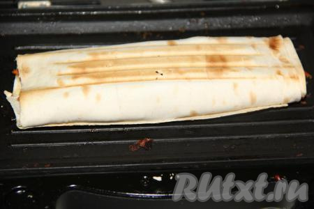 Сосиски в лаваше с корейской морковкой&nbsp;выложить&nbsp;на противень и прогреть в духовке, разогретой до 180 градусов, в течение 7 минут. Я прогревала&nbsp;в электрогриле.