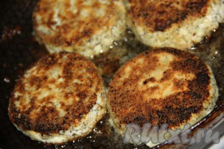 Жарить сырники с маком с двух сторон до золотистой корочки на среднем огне.