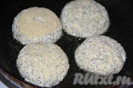 В сковороду влить растительное масло и разогреть на огне. Выложить сырники в сковороду.