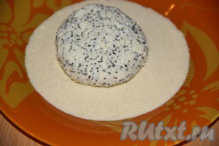 Манку (примерно, 3-4 столовые ложки) всыпать в плоскую тарелку. Обвалять сырники в манке со всех сторон.