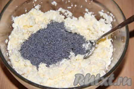 Затем всыпать мак.&nbsp;