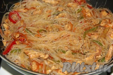 Потомить под крышкой на небольшом огне в течение 3 минут.