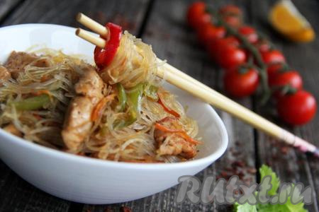 Сразу разложить&nbsp;фунчозу с куриным филе и овощами по тарелкам и подать к столу. Очень вкусно!