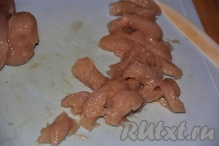 Очистить морковь, чеснок и лук, удалить семена и плодоножку из болгарского перца. Куриное филе&nbsp;нарезать на&nbsp;брусочки небольшого размера.