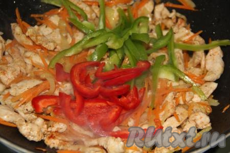 Болгарский перец нарезать на полоски (я использовала по половинке зелёного&nbsp;и красного перцев), добавить в сковороду и готовить в течение&nbsp;8 минут, периодически перемешивая.