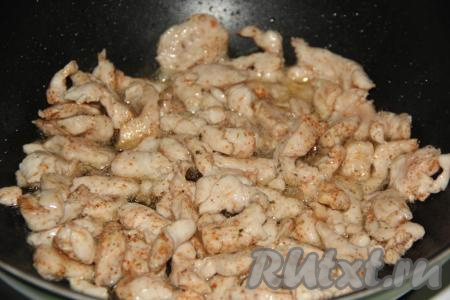 Обжарить куриное филе в течение 5 минут, перемешивая, на среднем огне.