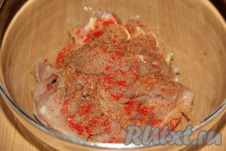 Кусочки куриного мяса посолить и добавить любимые специи для мяса, перемешать и оставить на 30 минут.