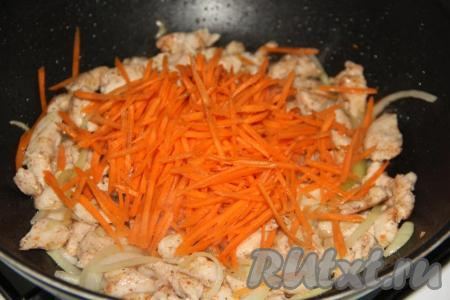 Натереть морковку на тёрке для моркови по-корейски (если такой тёрки нет, можно натереть и на крупной тёрке), добавить в сковороду. Обжарить овощи с куриным филе на среднем огне минуты 3, иногда перемешивая.