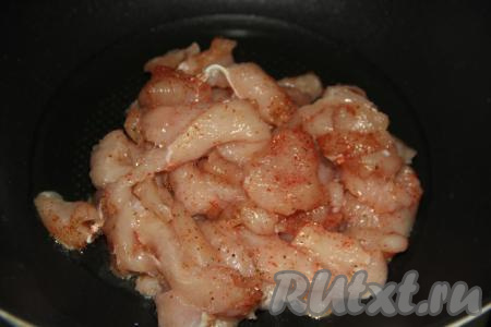 Это блюдо я готовила в сковороде вок, но подойдёт любая сковорода с высокими бортиками. В сковороду влить растительное масло, поставить на огонь, выложить куриное филе.