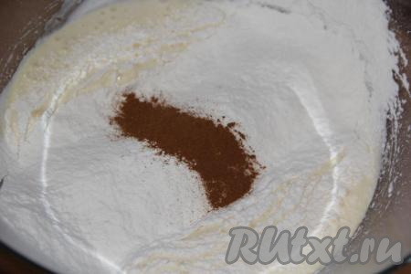 В эту массу всыпать просеянную муку и корицу.